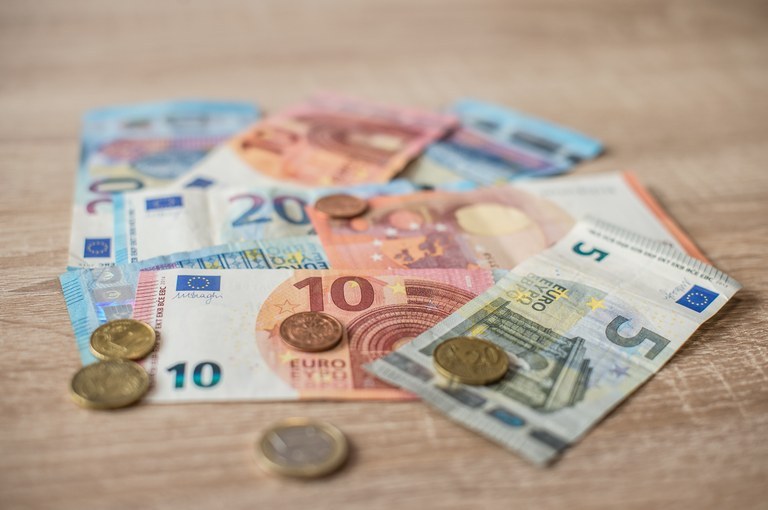 Commission approves reprogramming of EUR 275 million in Cohesion Policy funding to mitigate economic and social impact of the pandemic in Slovenia Commission approves reprogramming of EUR 275 million in Cohesion Policy funding to mitigate economic and social impact of the pandemic in Slovenia