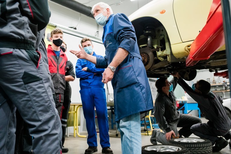 Knowledge is an investment in the future: EU funding for vocational education and training Knowledge is an investment in the future: EU funding for vocational education and training