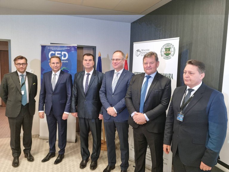 Minister Jevšek attends cross-border economic forum of entrepreneurs in Lenti