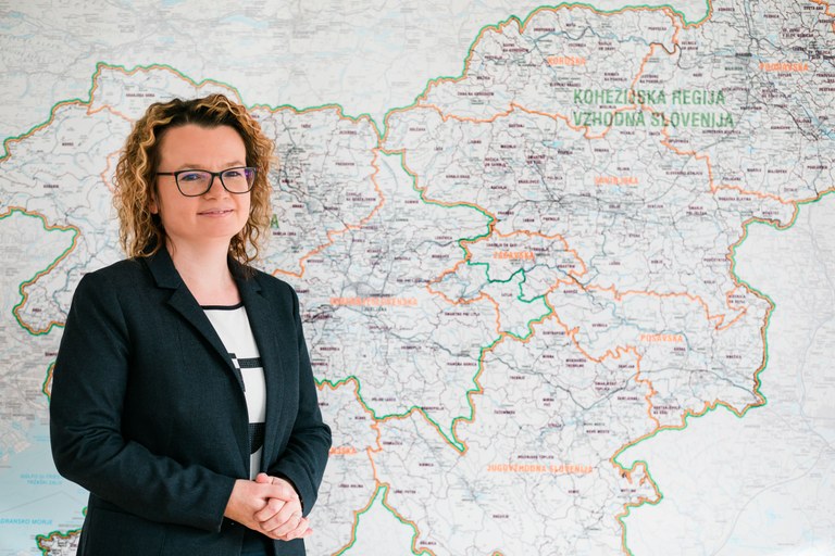 Državna sekretarka mag. Monika Kirbiš Rojs: »Z evropskimi sredstvi bomo poskrbeli za zmanjšanje razvojnega razkoraka med slovenskimi regijami«. Državna sekretarka mag. Monika Kirbiš Rojs: »Z evropskimi sredstvi bomo poskrbeli za zmanjšanje razvojnega razkoraka med slovenskimi regijami«.