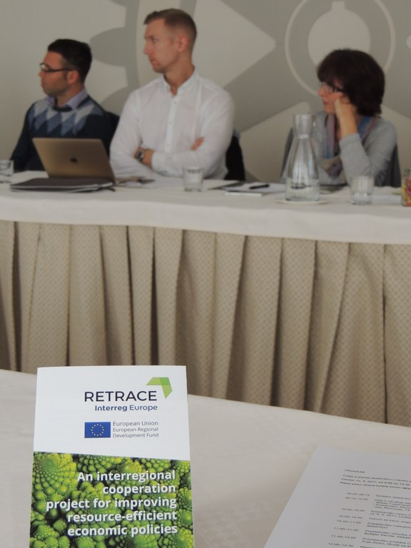 Na tretjem srečanju deležnikov projekta Retrace o akcijskem načrtu uporabe sistemskega oblikovanja za prehod v krožno gospodarstvo Na tretjem srečanju deležnikov projekta Retrace o akcijskem načrtu uporabe sistemskega oblikovanja za prehod v krožno gospodarstvo