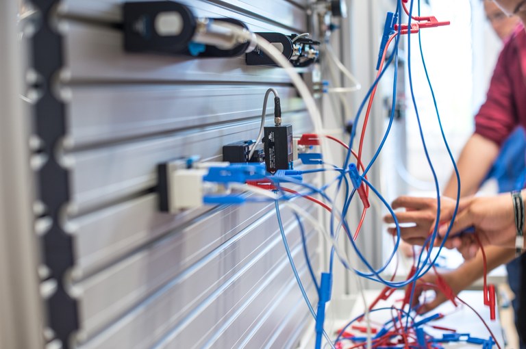 Evropska sredstva za energetsko prenovo Doma starejših občanov Metlika in Srednje elektro-računalniške šole Maribor Evropska sredstva za energetsko prenovo Doma starejših občanov Metlika in Srednje elektro-računalniške šole Maribor