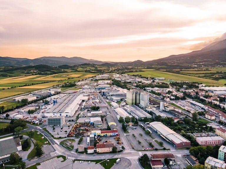 Krepimo gospodarstvo na Goriškem: Evropska sredstva za širitev poslovno-ekonomske infrastrukture v Ajdovščini Krepimo gospodarstvo na Goriškem: Evropska sredstva za širitev poslovno-ekonomske infrastrukture v Ajdovščini
