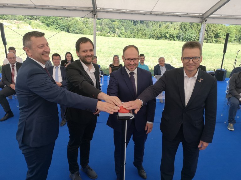 Minister Černač ob začetku gradnje sončne elektrarne Prapretno: »Zelena prihodnost je v naših rokah« Minister Černač ob začetku gradnje sončne elektrarne Prapretno: »Zelena prihodnost je v naših rokah«