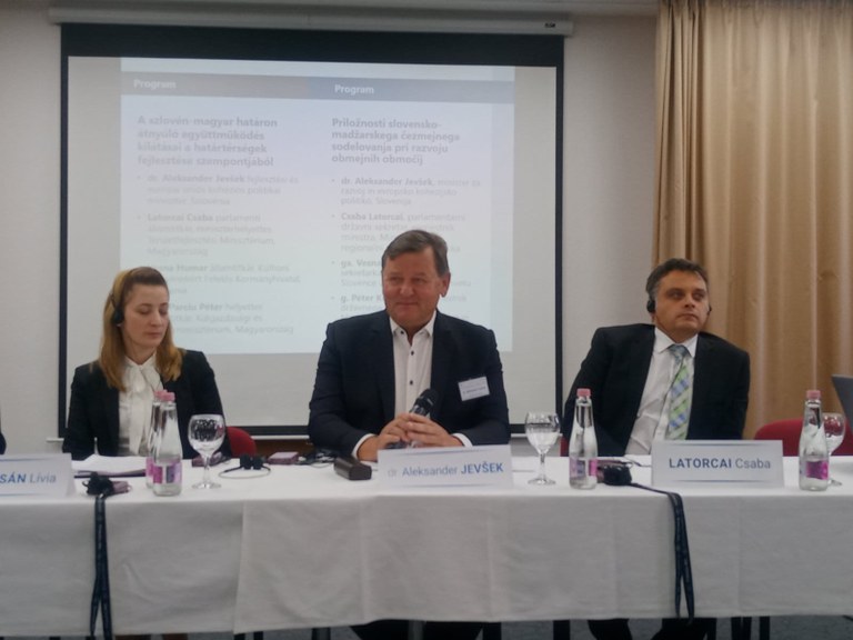 Minister Jevšek na forumu v Monoštru: »Sodelovanju med sosedi ni alternative« Minister Jevšek na forumu v Monoštru: »Sodelovanju med sosedi ni alternative«
