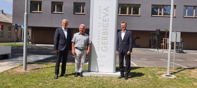 Minister Zvone Černač: »Stanovanjska politika je ena od temeljnih politik, ki zagotavljajo podporo družinam, s tem pa rasti in krepitvi naroda in njegovega potenciala.« Minister Zvone Černač: »Stanovanjska politika je ena od temeljnih politik, ki zagotavljajo podporo družinam, s tem pa rasti in krepitvi naroda in njegovega potenciala.«