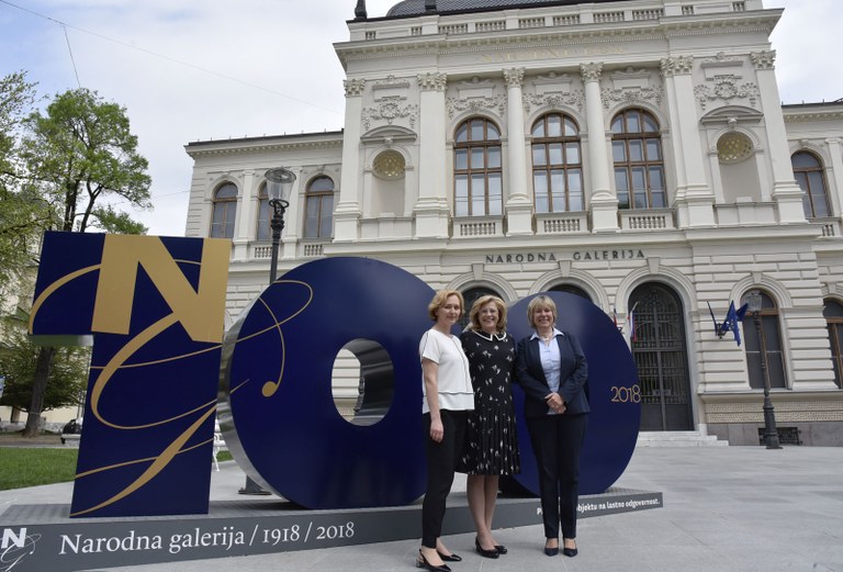 Ministrica Smerkolj z evropsko komisarko Creţu ob ogledu Narodne galerije o koriščenju EU sredstev Ministrica Smerkolj z evropsko komisarko Creţu ob ogledu Narodne galerije o koriščenju EU sredstev