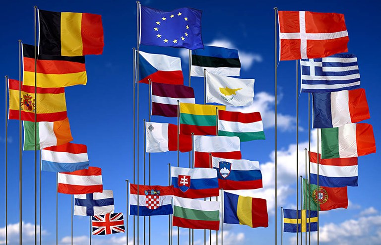 Revidirani Programi sodelovanja INTERREG V-A med Slovenijo in Avstrijo ter Hrvaško in Madžarsko posredovani Evropski komisiji Revidirani Programi sodelovanja INTERREG V-A med Slovenijo in Avstrijo ter Hrvaško in Madžarsko posredovani Evropski komisiji